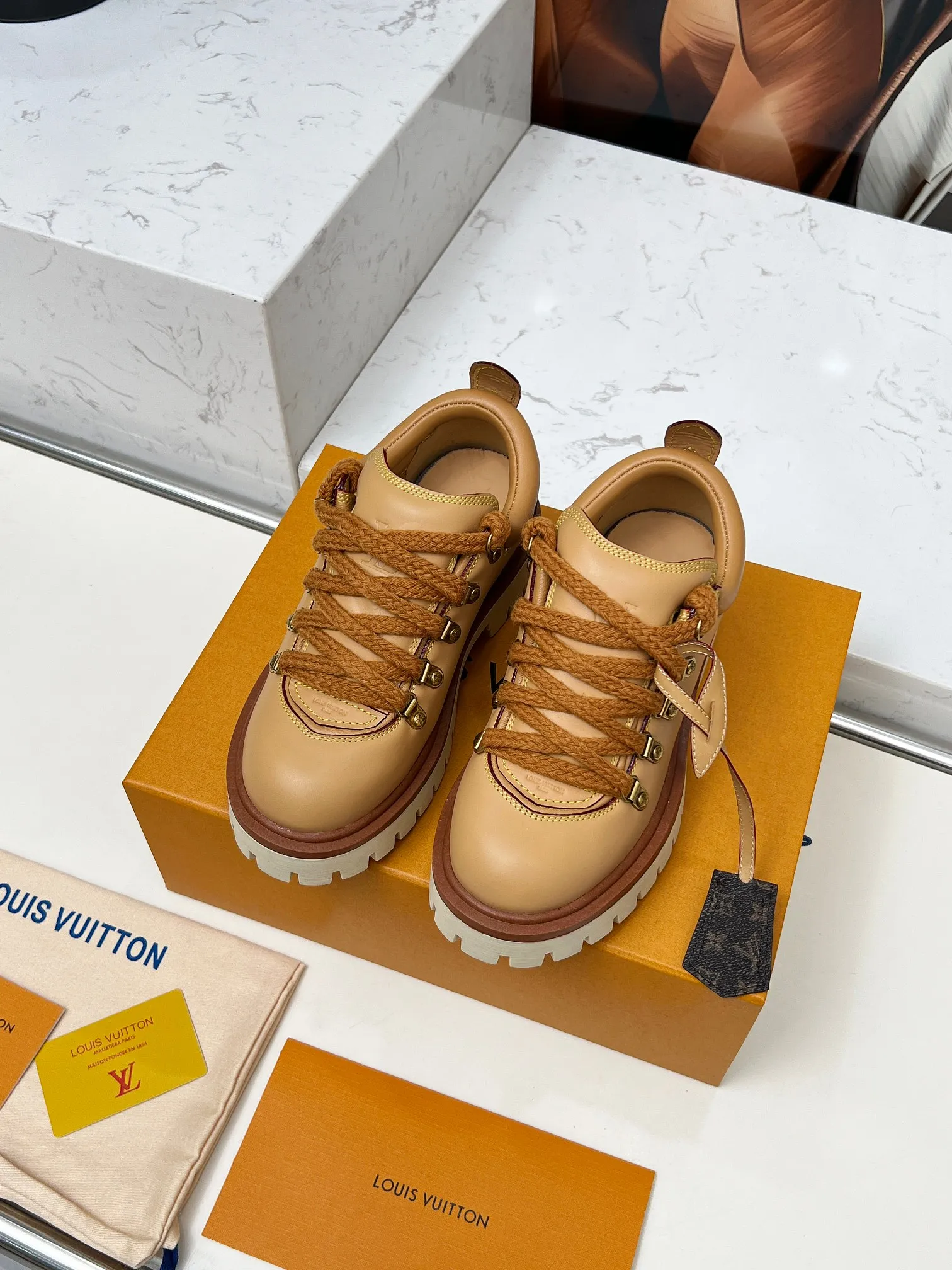 p660💰"Couple Style" LV Louis Vuitton's 2025 autumn and winter new style, developed one-to-one from the original version, retro fashionable, handsome and cool mountaineering derby shoes are now available.  Material: Imported first-layer cowhide Lining: Imported lambskin Outsole: Original molded TR non-slip outsole Sole height: 3.5cm Shoe size: Same style for men and women 35-45